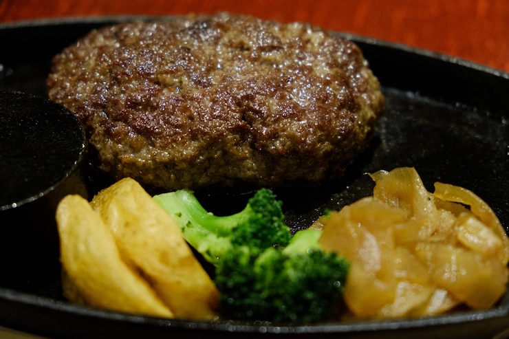 Photo テーブルの上の皿にある食料のクローズアップ