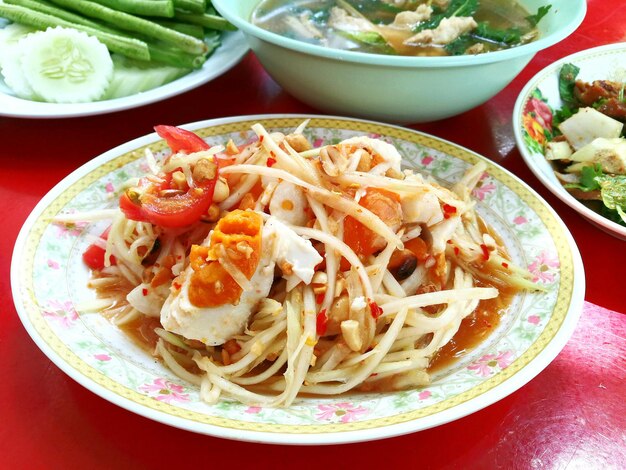 Photo close-up of food in plate on table