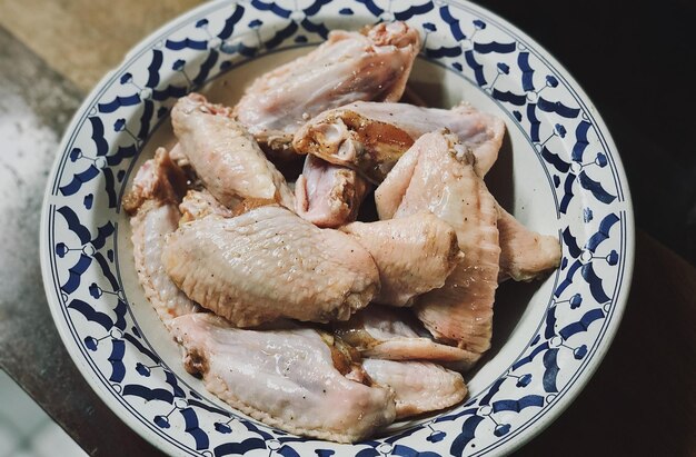 Photo close-up of food in plate on table