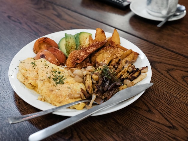 テーブルの上の皿にある食料のクローズアップ