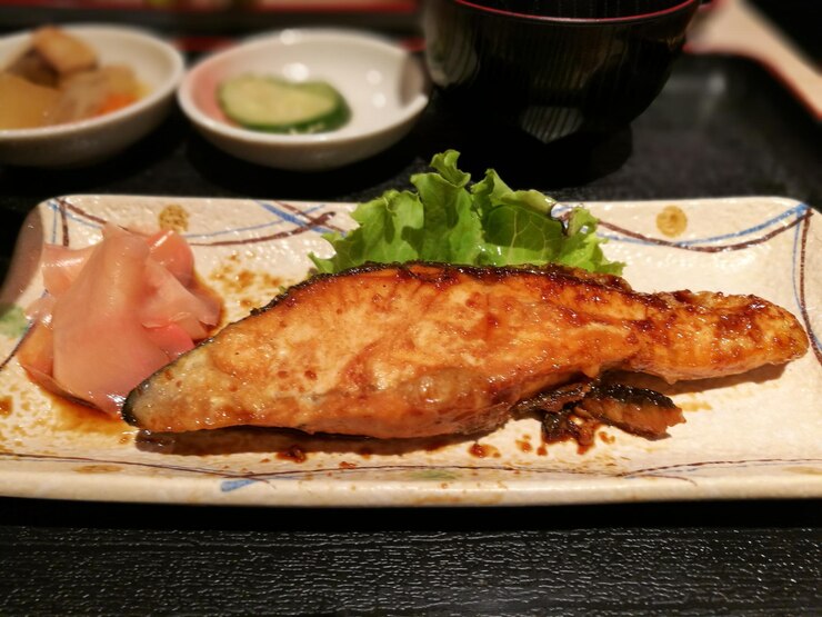Photo テーブルの上の皿にある食料のクローズアップ