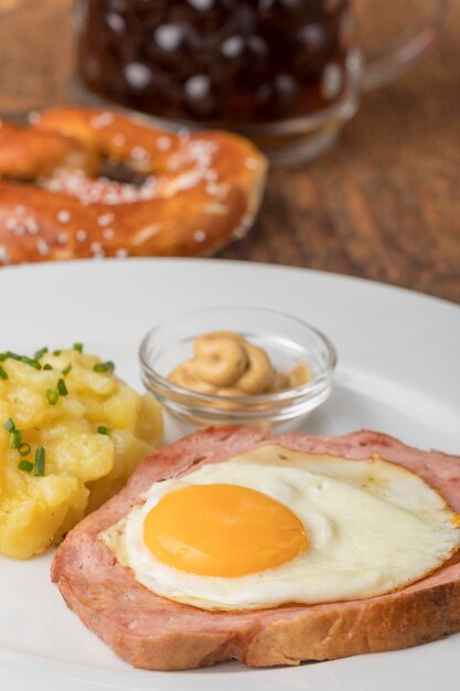 Foto prossimo piano del cibo nel piatto sulla tavola