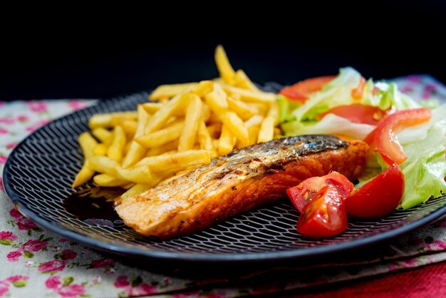 Photo close-up of food in plate on table