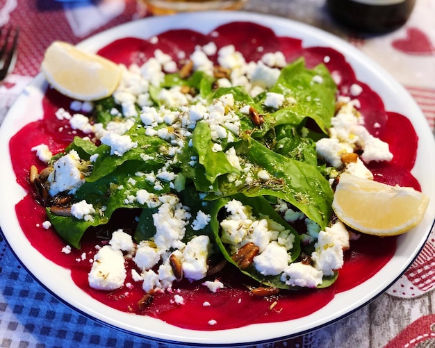 Photo close-up of food in plate on table