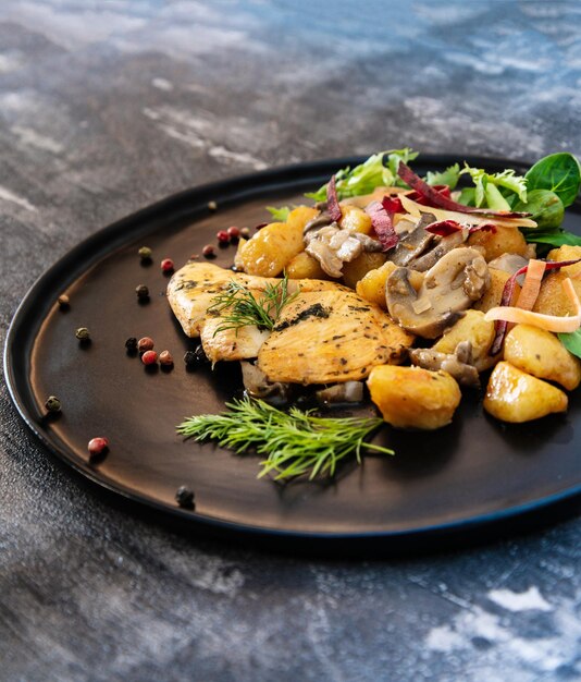 テーブルの上の皿にある食料のクローズアップ