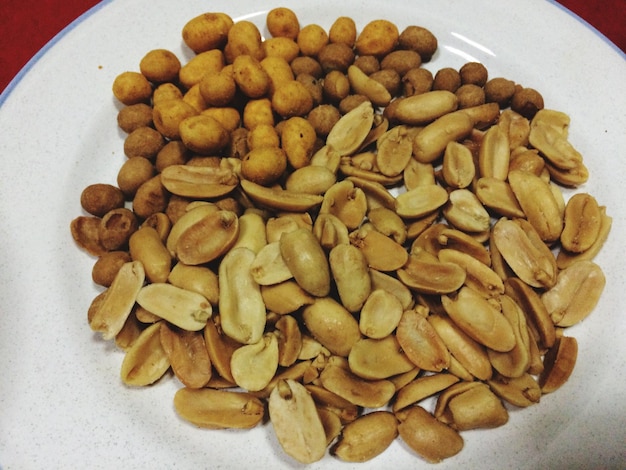 Photo close-up of food in plate on table