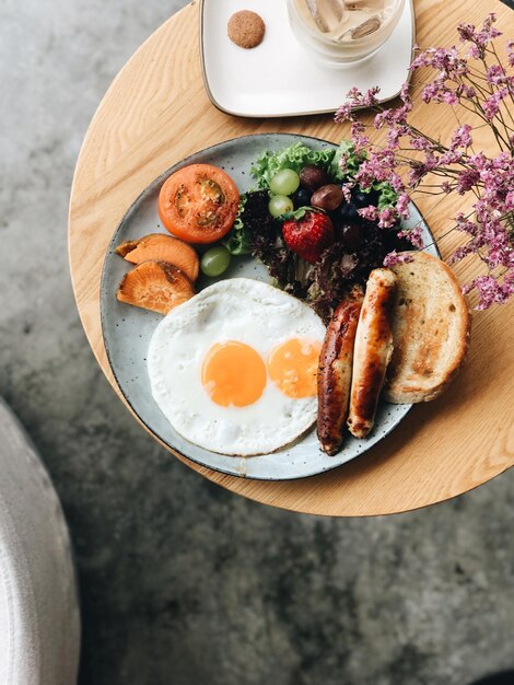 テーブルの上の皿にある食料のクローズアップ