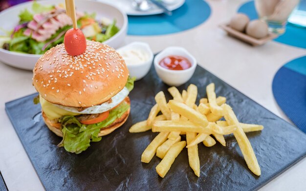 Foto prossimo piano del cibo nel piatto sulla tavola