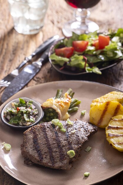 Photo close-up of food in plate on table