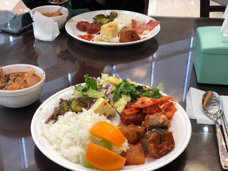 Photo テーブルの上の皿に置かれた食べ物のクローズアップ