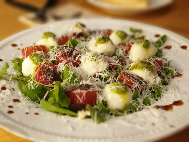 Foto prossimo piano del cibo nel piatto sulla tavola