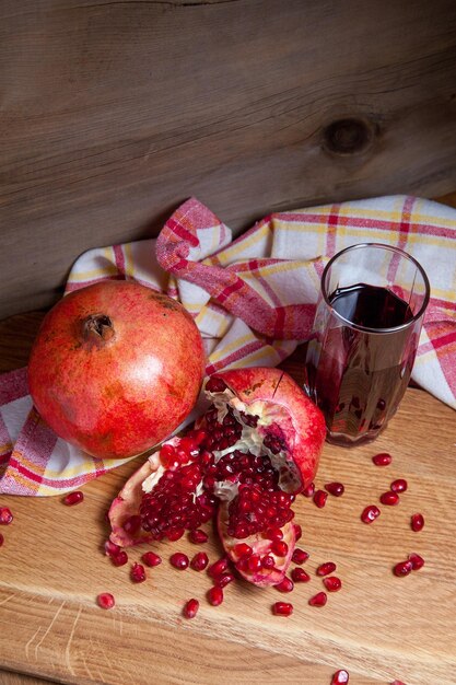 Foto prossimo piano del cibo nel piatto sulla tavola