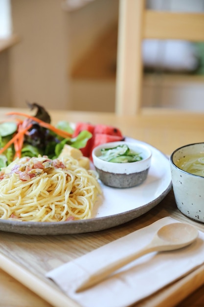 Photo close-up of food in plate on table