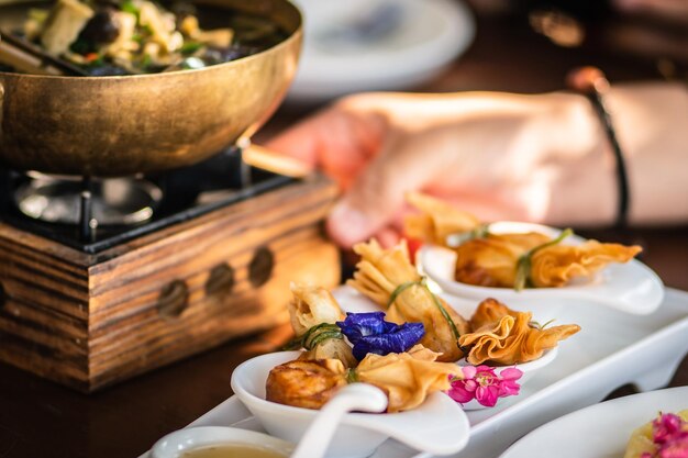 Photo close-up of food in plate on table