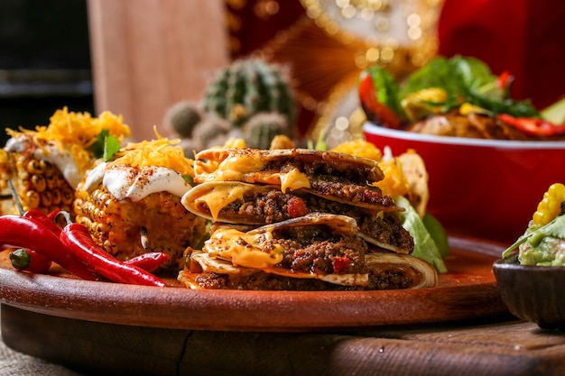 Photo close-up of food in plate on table