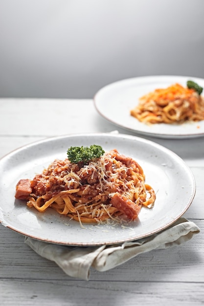 Foto prossimo piano del cibo nel piatto sulla tavola