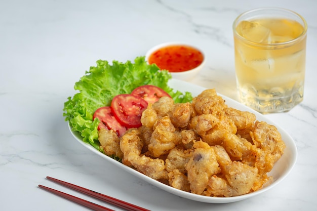 テーブルの上の皿にある食料のクローズアップ