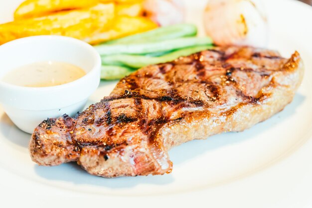 Photo close-up of food in plate on table