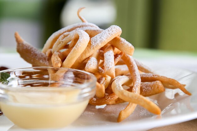 Foto prossimo piano del cibo nel piatto sulla tavola