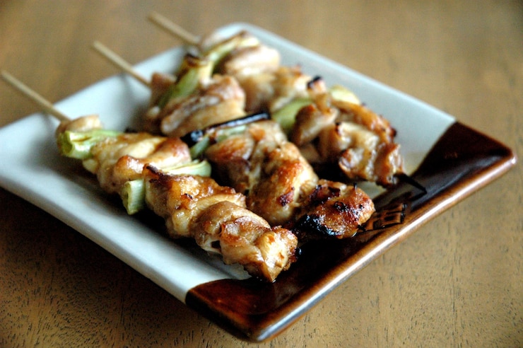 Photo テーブルの上の皿にある食料のクローズアップ