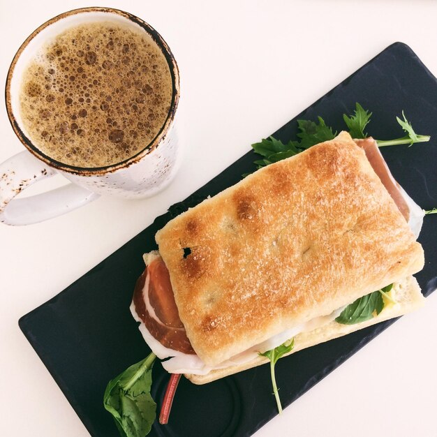 Foto prossimo piano del cibo nel piatto