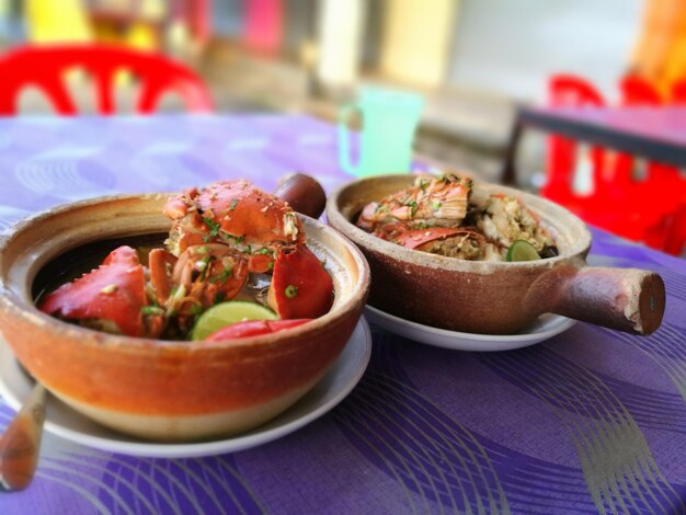 Photo close-up of food served in bowls on table