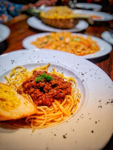 Foto prossimo piano del cibo servito sul piatto sulla tavola