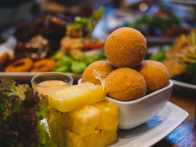 Photo close-up of food served in plate on table