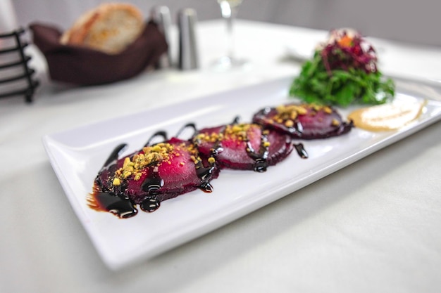 Photo close-up of food served in plate on table