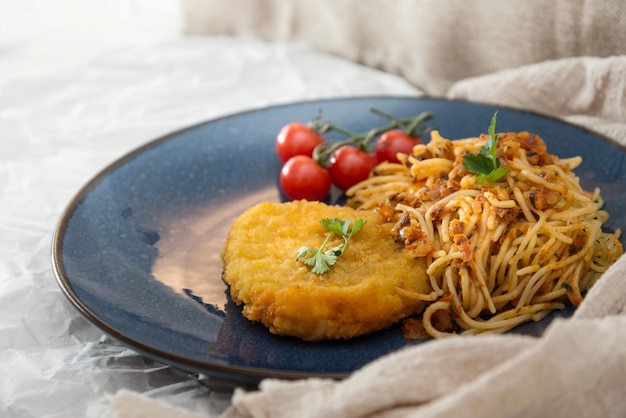 Foto prossimo piano del cibo servito sul piatto sulla tavola