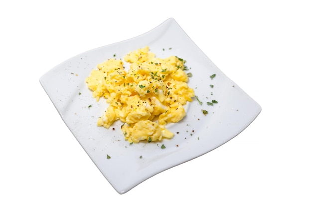 白い背景の皿で提供される食べ物のクローズアップ