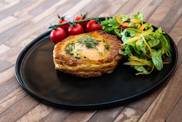 木製のテーブルの上で皿で提供される食べ物のクローズアップ
