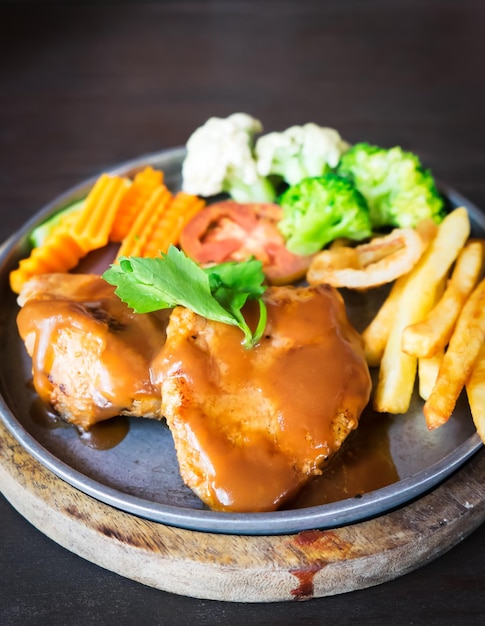 皿で提供される食べ物のクローズアップ