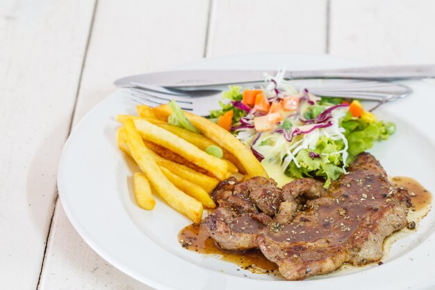 Photo close-up of food served on plate