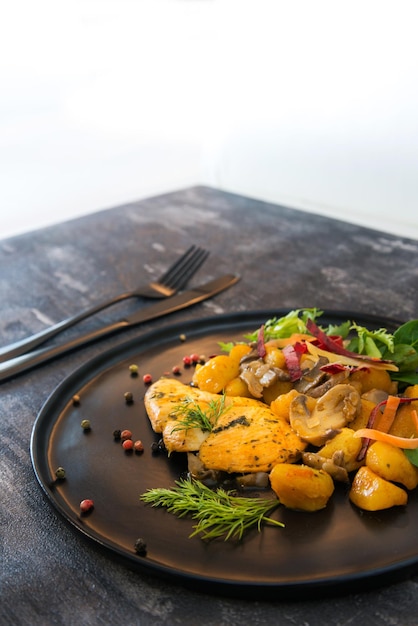 皿で提供される食べ物のクローズアップ