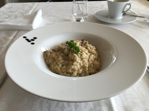 プレートで提供される食べ物のクローズアップ