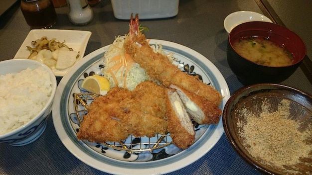 プレートで提供される食べ物のクローズアップ