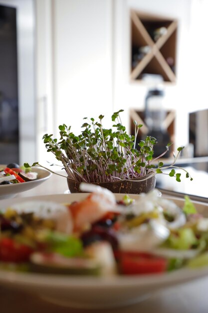 Foto prossimo piano del cibo servito a casa