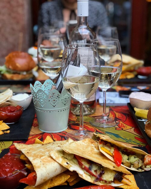 Photo close-up of food served on table in restaurant