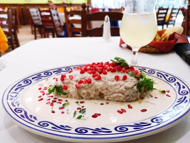 Foto close-up del cibo servito sul tavolo in un ristorante