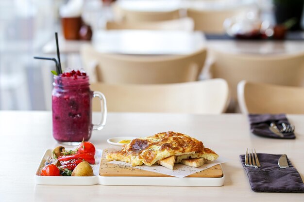 Photo close-up of food served on table