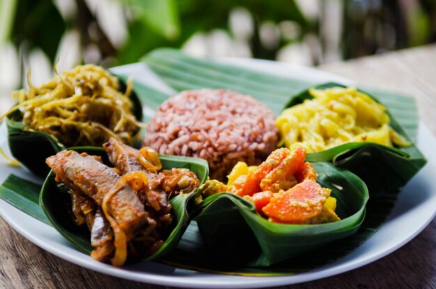 Photo close-up of food served on table