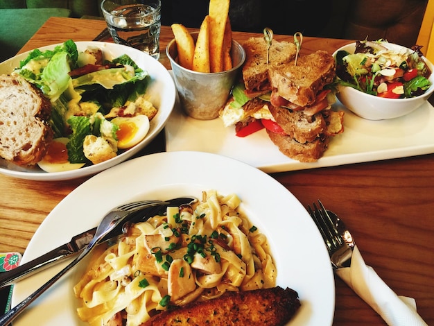 Photo close-up of food served on table