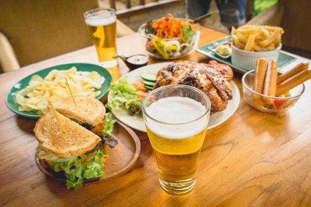 テーブルで提供される食べ物のクローズアップ