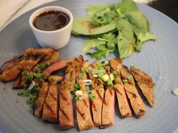 Photo close-up of food served on table