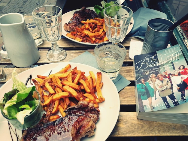 Foto prossimo piano del cibo servito a tavola