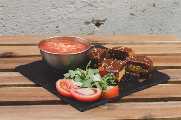 Photo close-up of food served on table