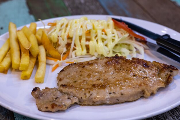 Photo close-up of food served on table