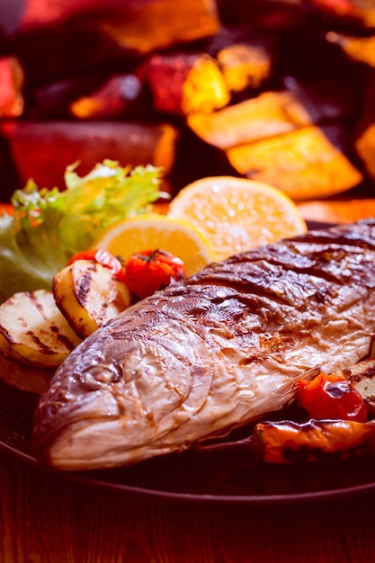 Photo close-up of food served on table