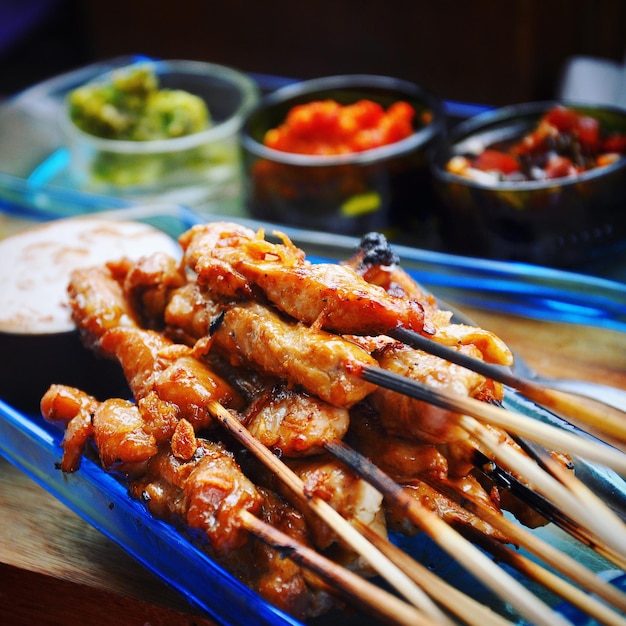 Photo close-up of food in skewers on plate